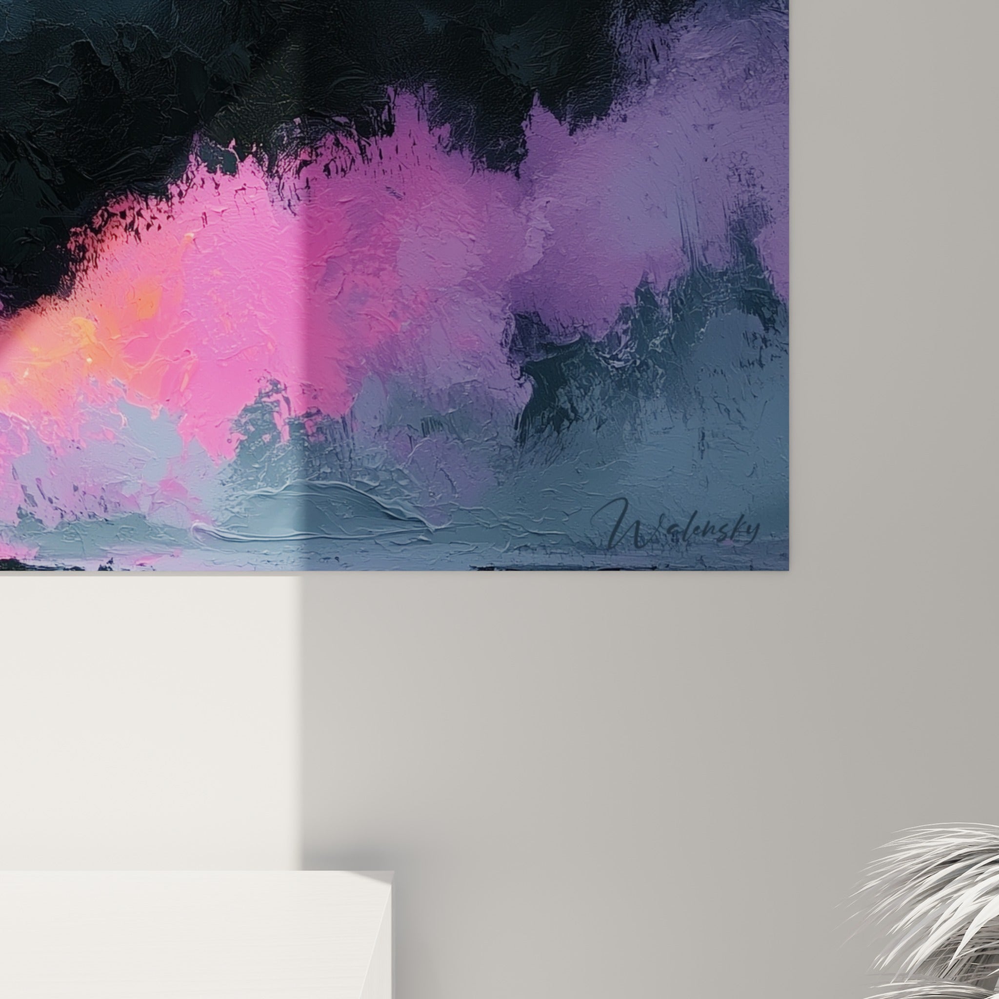 Empâtements épais mêlant jaune, fuchsia et anthracite, matière texturée de ce tableau style Peinture abstrait