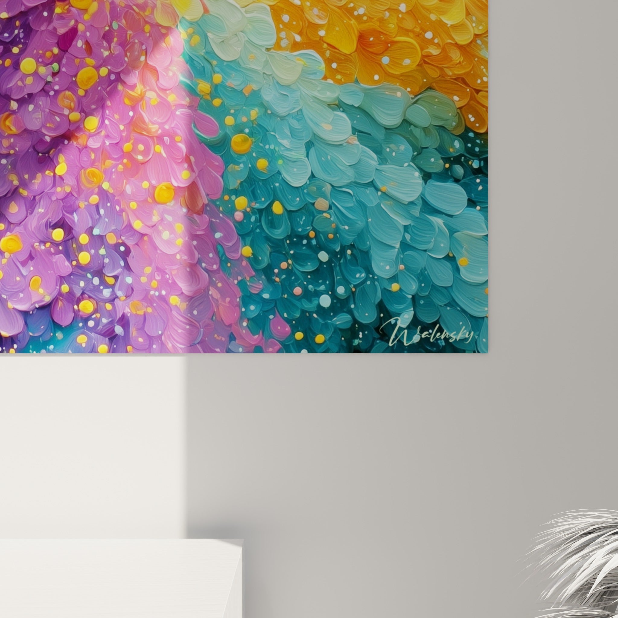 Empâtements épais de peinture violette et dorée, gouttes de couleur et grain texturé visibles de près sur la toile