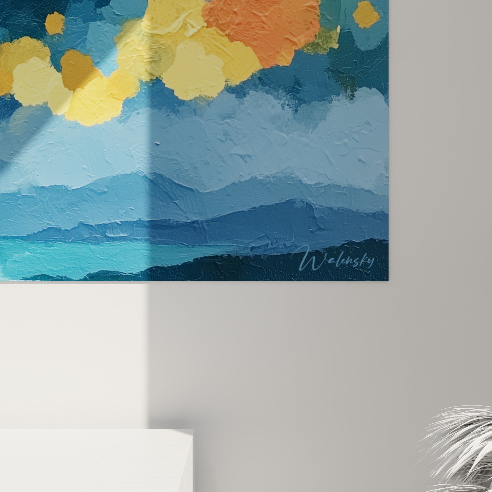 Empâtements dorés et fauve contrastant avec un bleu nuit profond, matière épaisse visible de près sur la toile
