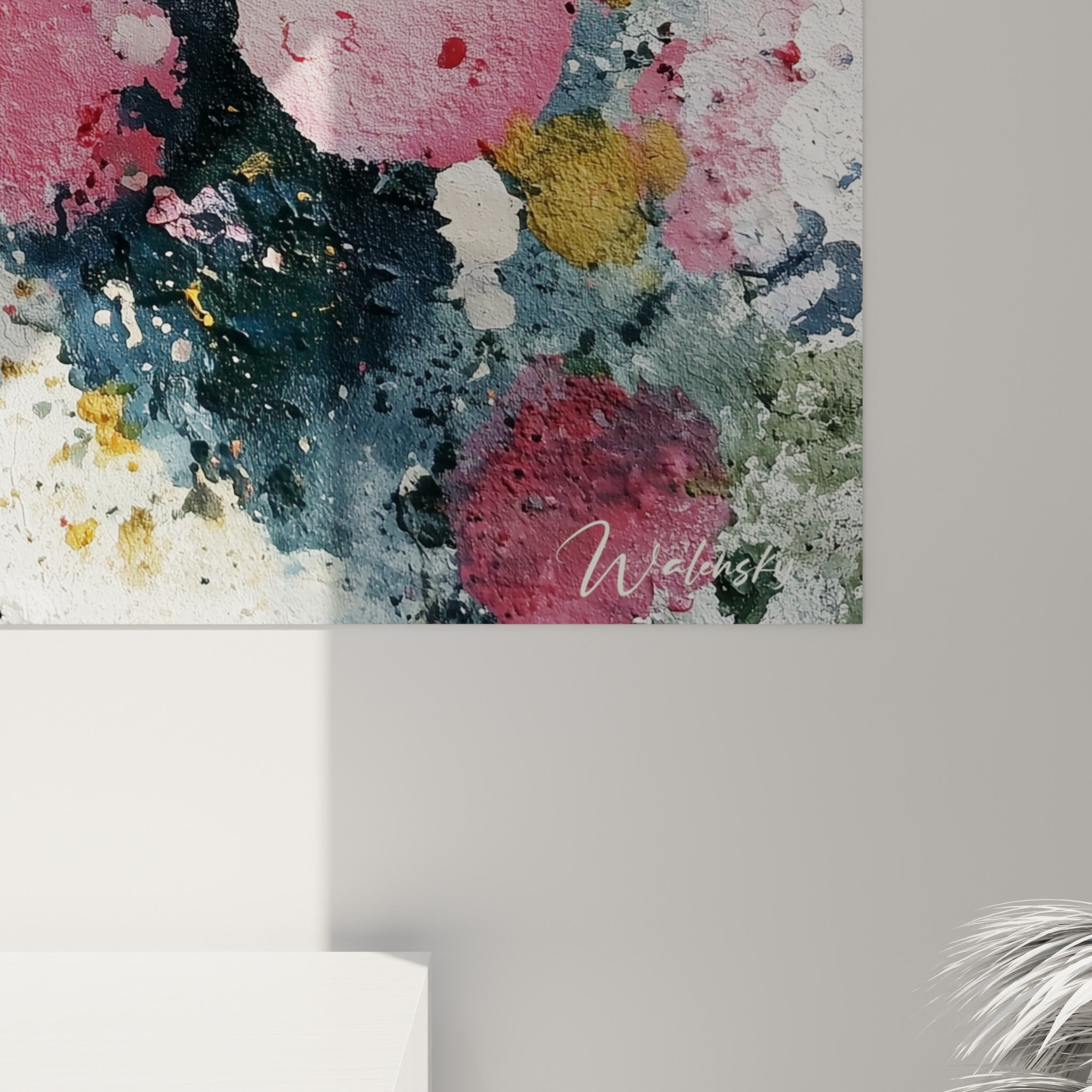 Empâtements roses et dorés se mêlant aux coulures anthracite sur la toile de peinture abstraite