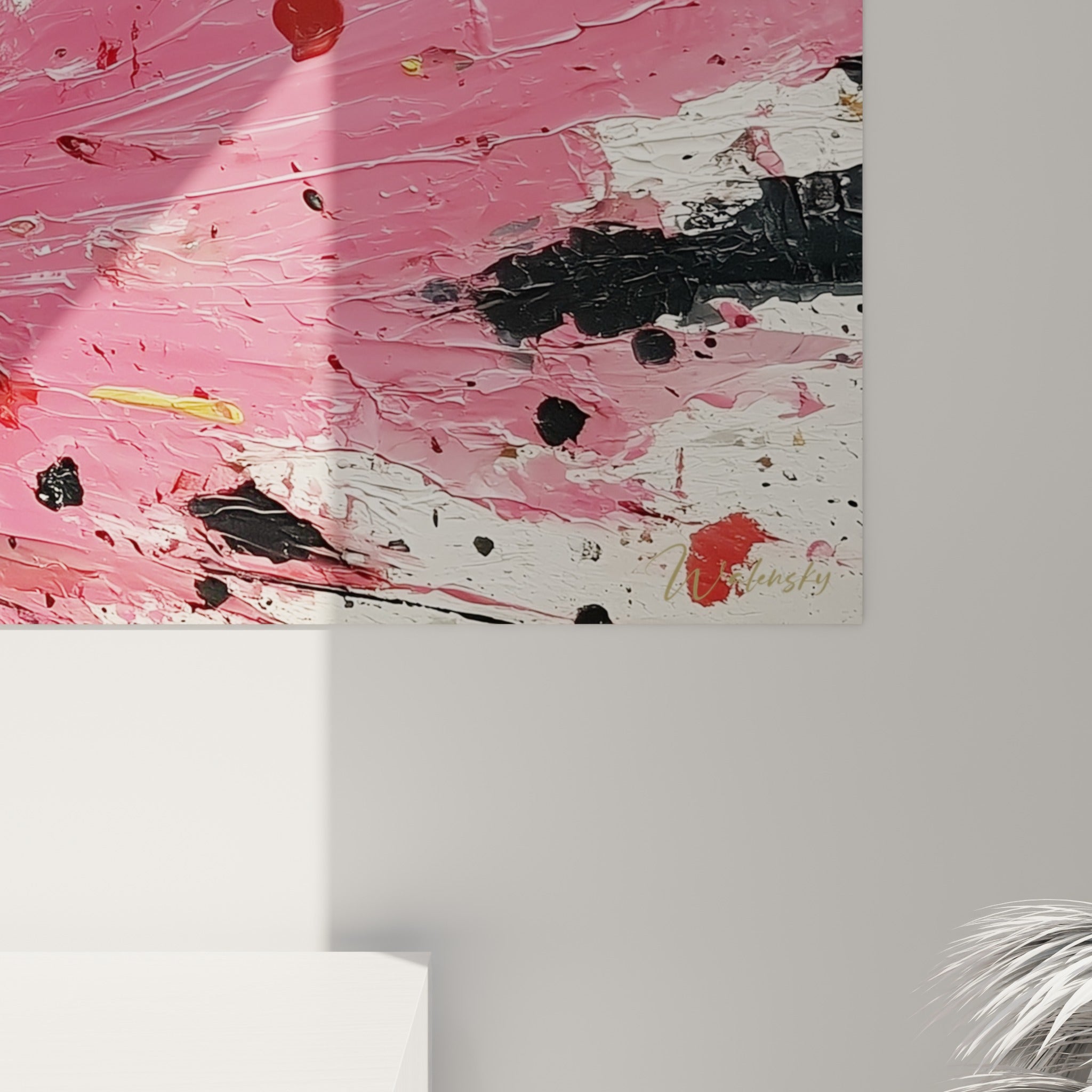 Empâtements épais de peinture rose et jaune, coulures noires sur grain de toile visible
