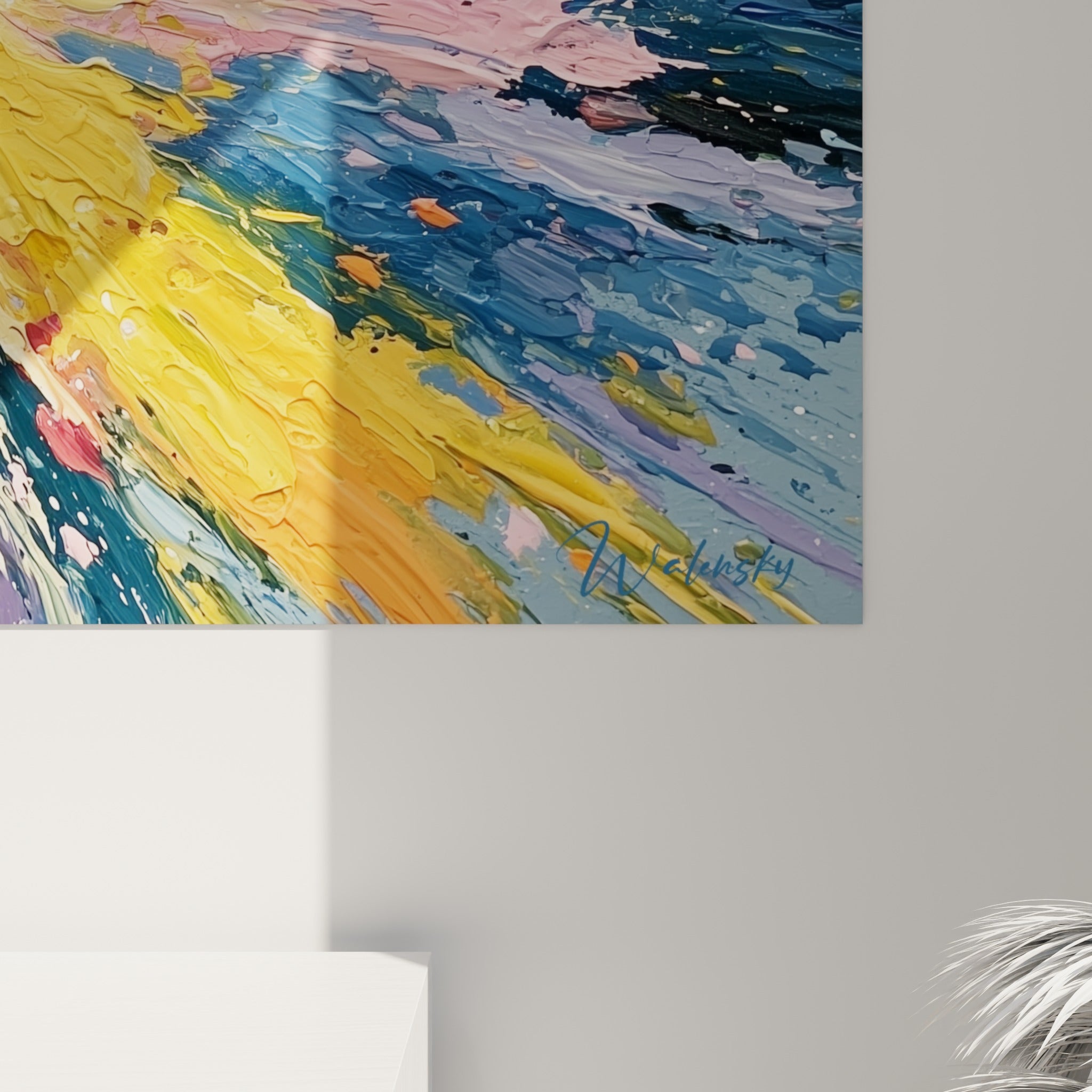 Coulures et empâtements mêlant bleu ardoise, jaune safran et rose corail visibles en gros plan sur la toile.