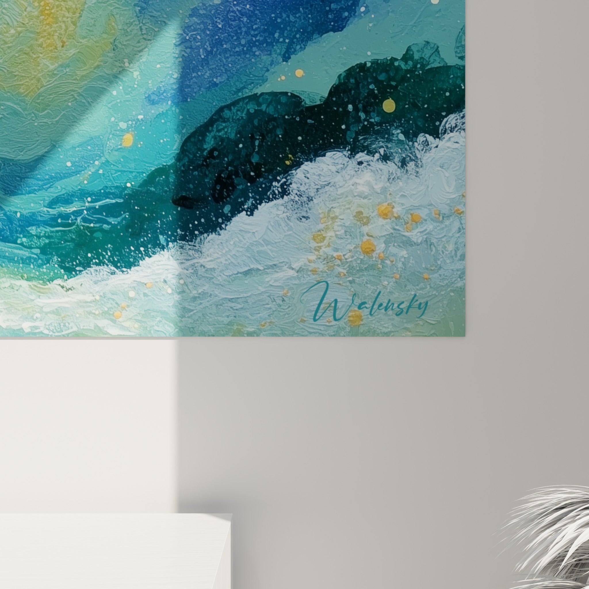 Empâtements dorés et coulures bleu marine visibles de près, matière épaisse et éclaboussures ocre du tableau