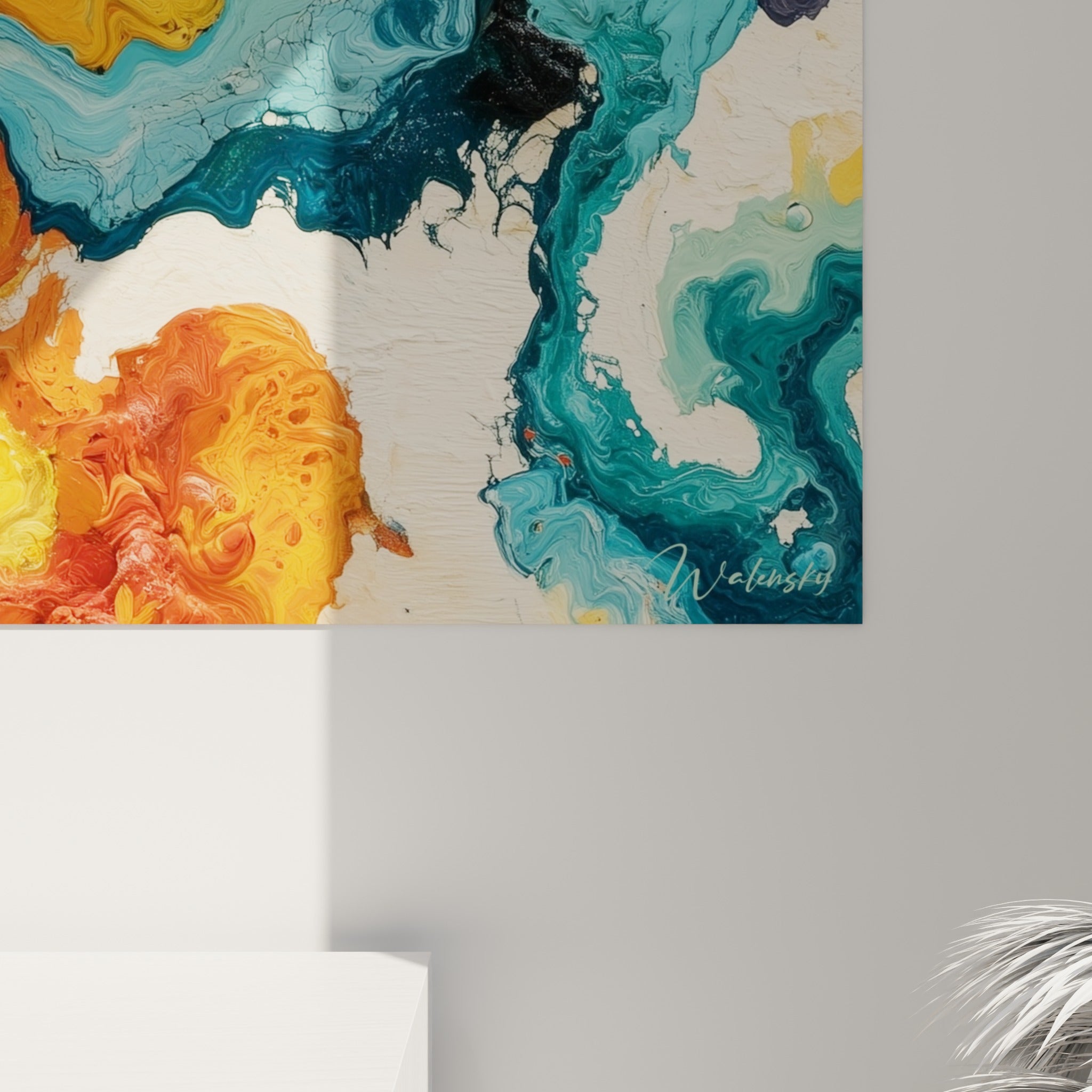 Empâtements et coulures de peinture bleu marine et orange, matière épaisse et relief visible sur la toile