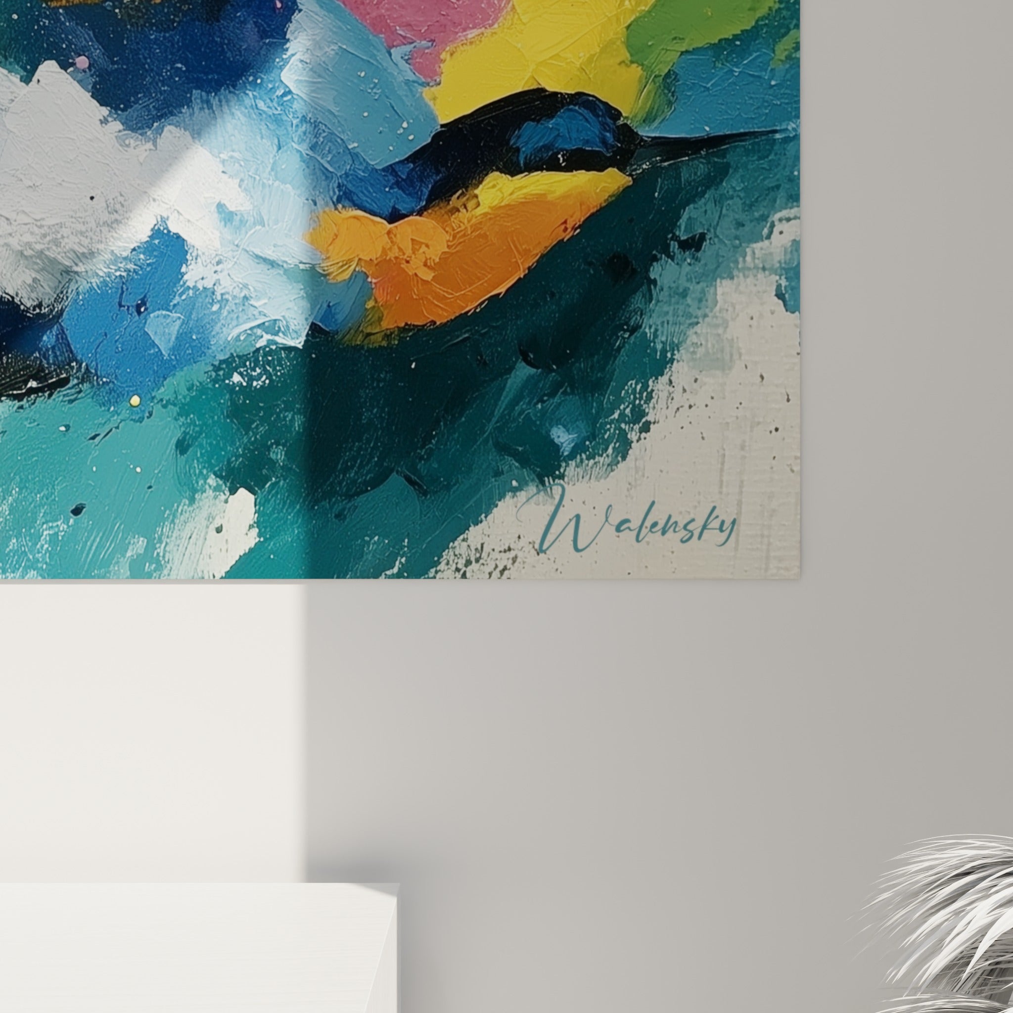 Empâtements de peinture orange, turquoise et jaune formant les plumes d'un colibri en gros plan