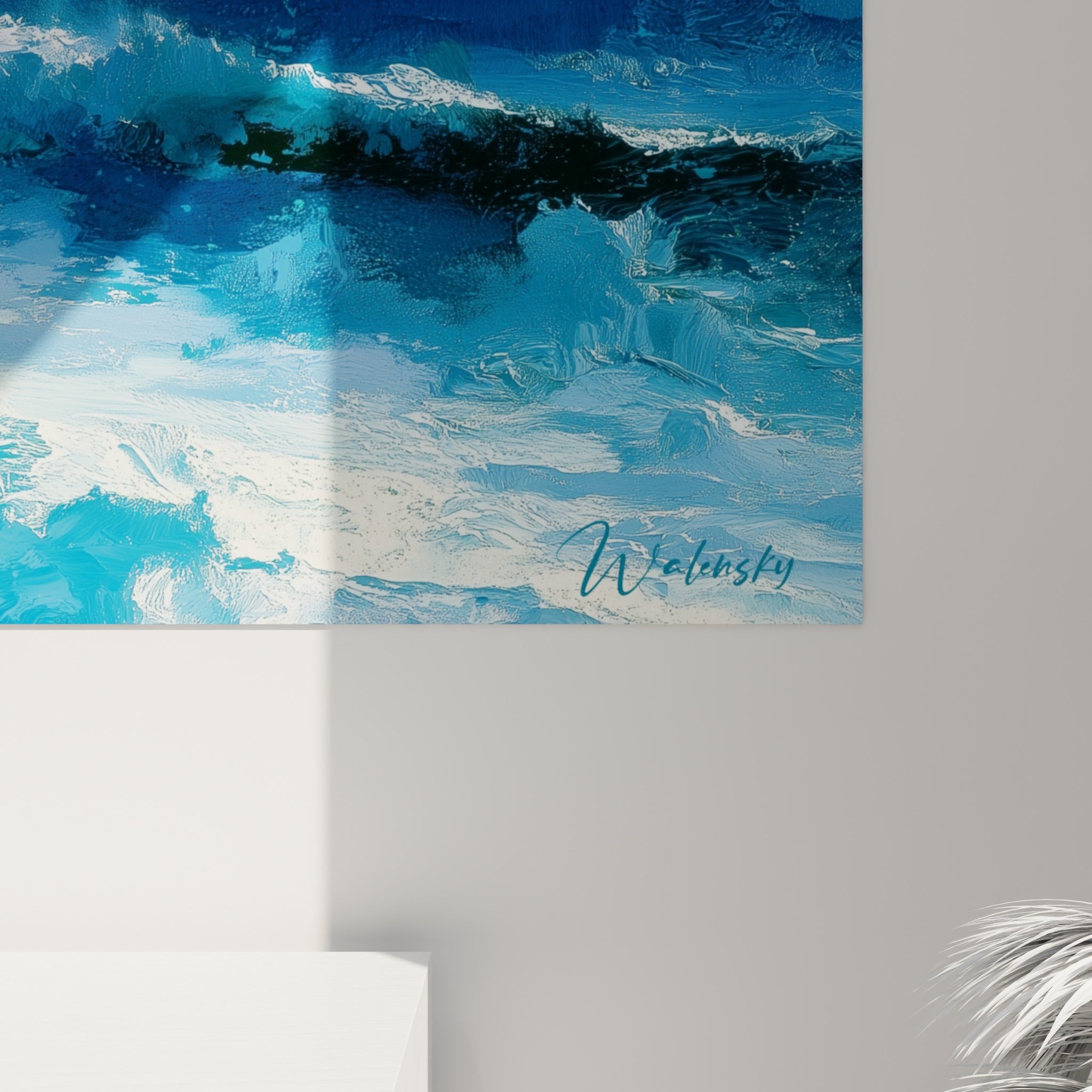 Empâtements bleu marine et blanc crème visibles de près, coulures épaisses traçant l'écume sur la toile