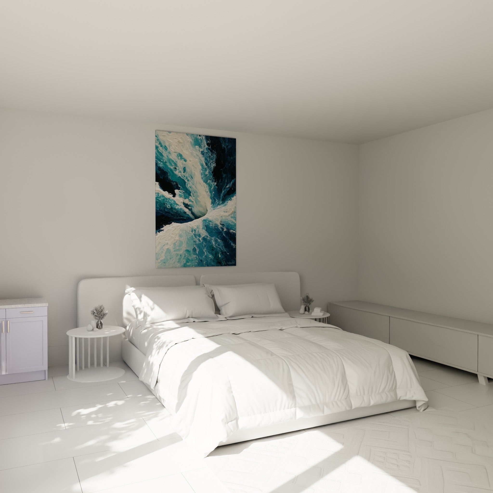 Vortex bleu marine et crème aux empâtements marqués, accroché au-dessus d'un lit dans une chambre claire