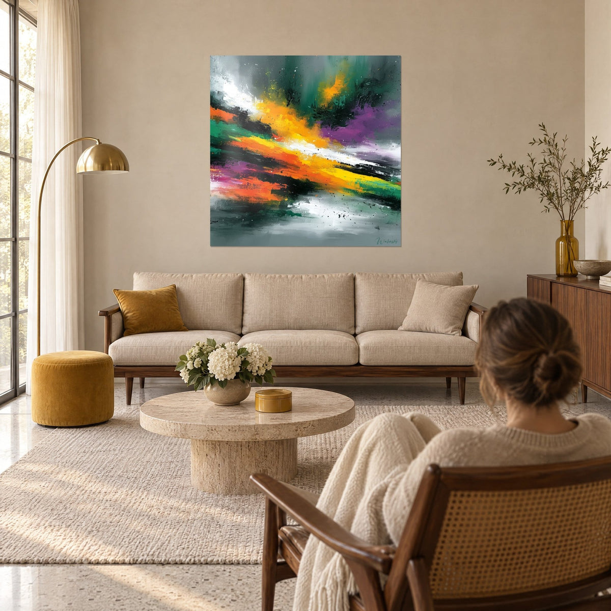 Gemälde abstrakt mit leuchtend orangen und sonnengelben Diagonalen, violetten Akzenten und grünen Schlieren, über einem Sofa in einem hellen Wohnzimmer