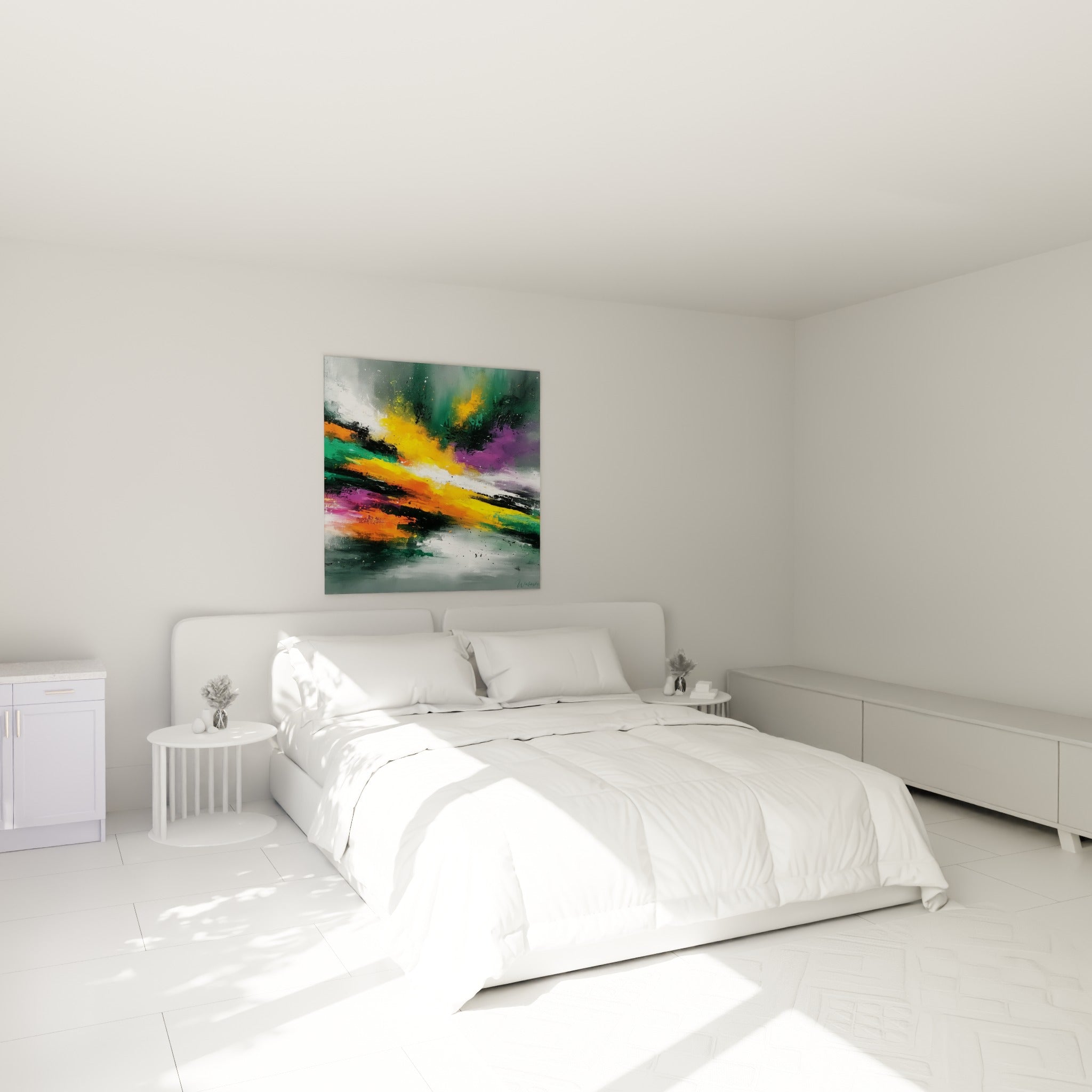 Éclat orange et vert émeraude d'une peinture abstraite au-dessus d'un lit dans une chambre claire