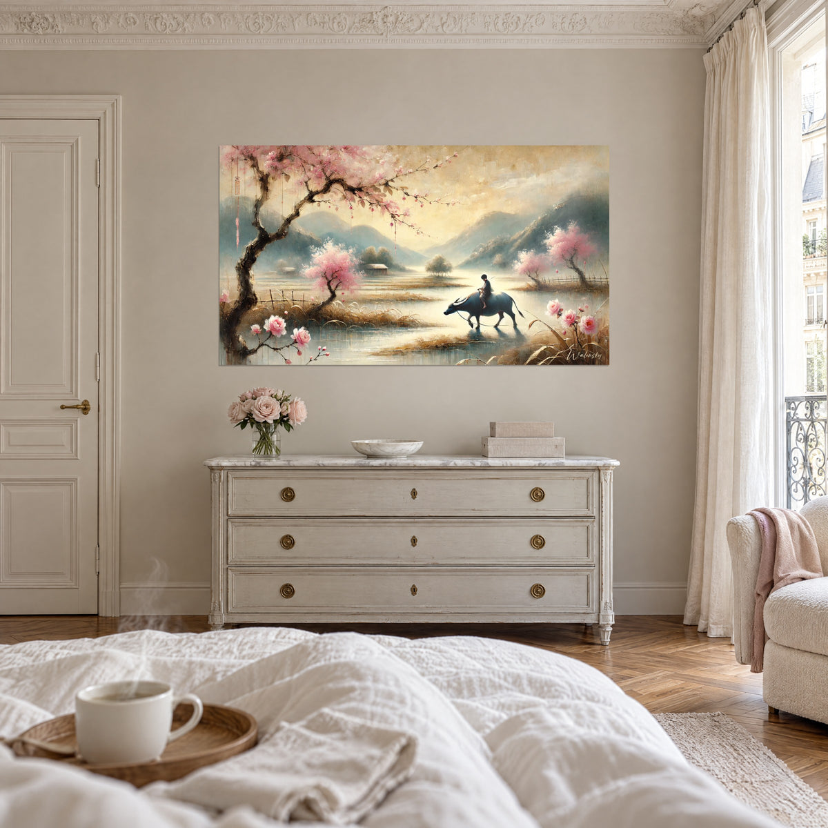 Quadro di un giovane mandriano che cavalca un bufalo nell'acqua, cielo giallo pallido, fiori di ciliegio rosa, sopra un letto in una camera luminosa