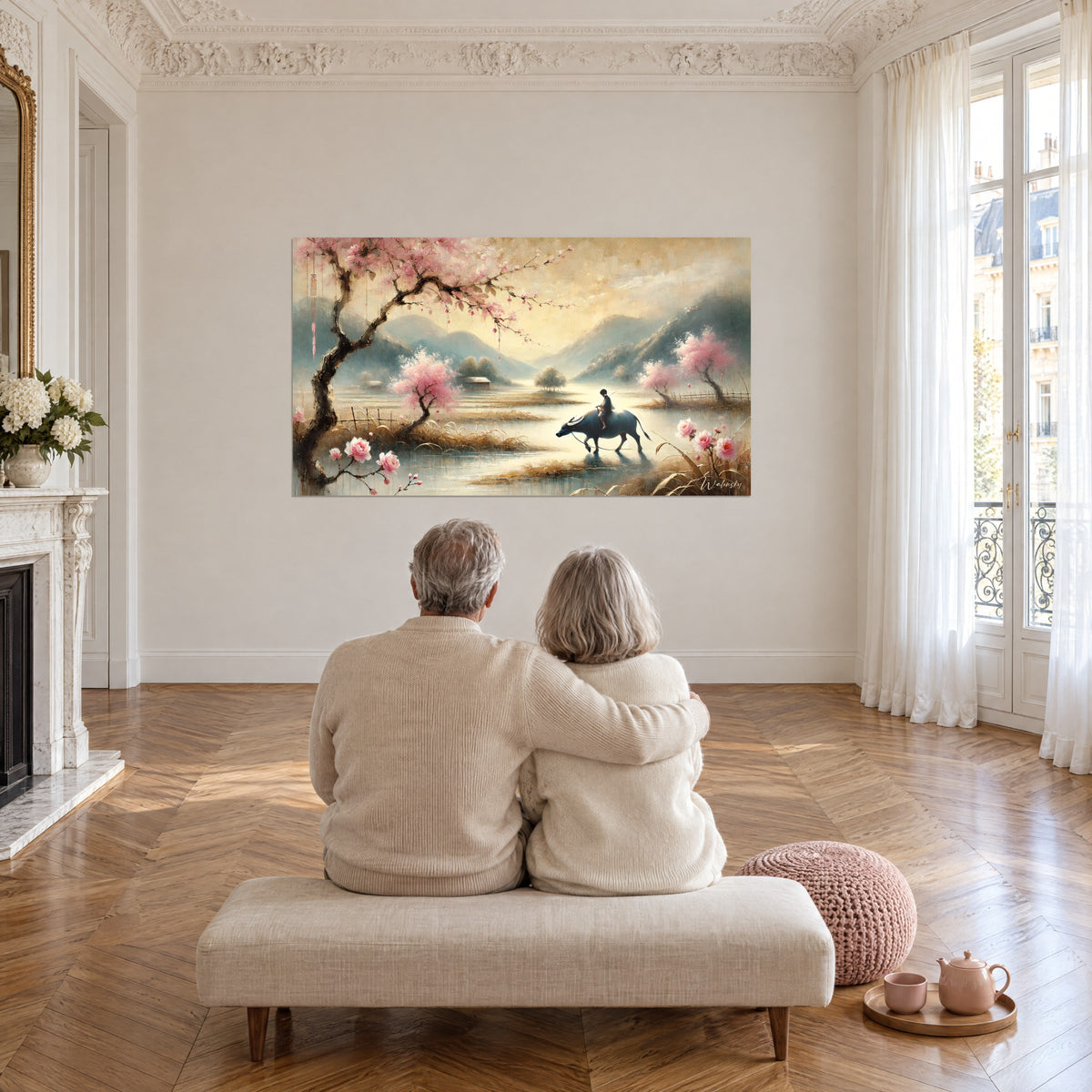 Quadro di una scena pastorale asiatica, bufalo scuro in acque calme, ciliegi rosa e foschia dorata, davanti a una coppia seduta di spalle