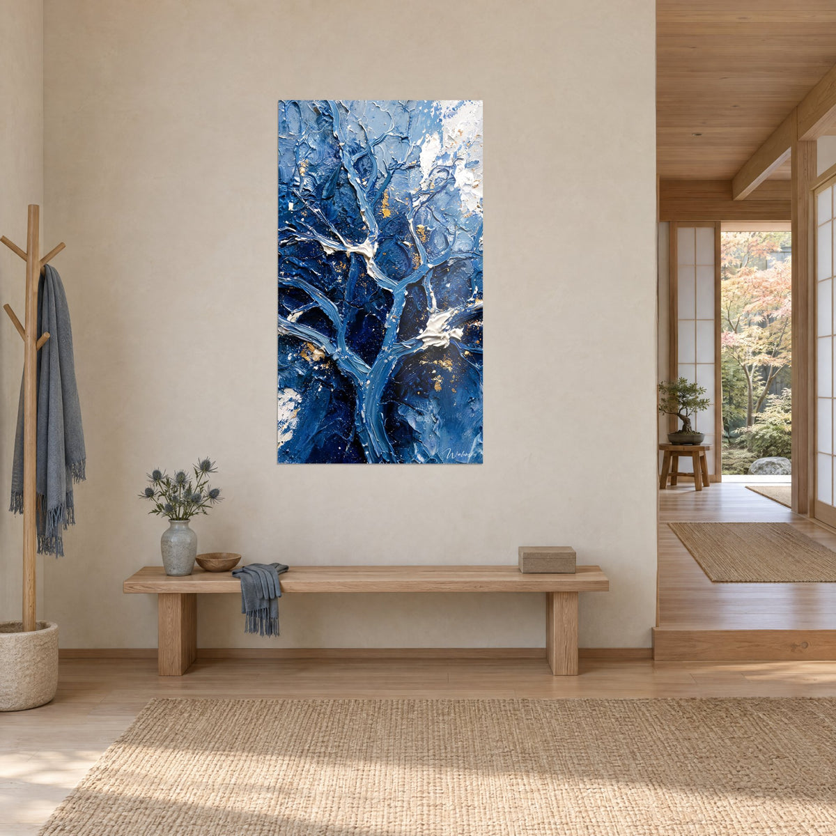 Cuadro ramas entrelazadas azul cobalto y blanco crema, relieve de pintura, sobre un muro beige, vista de tres cuartos