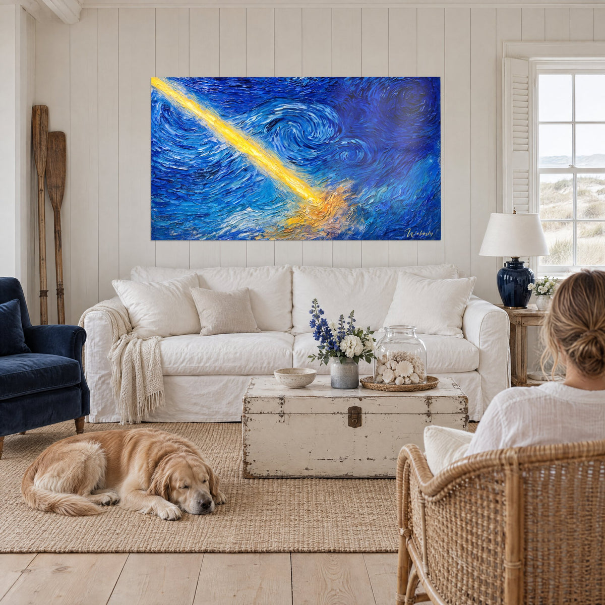 Tableau comète filant en traînée jaune citron sur tourbillons bleu cobalt, empâtements épais, au-dessus d'un canapé dans un salon lumineux