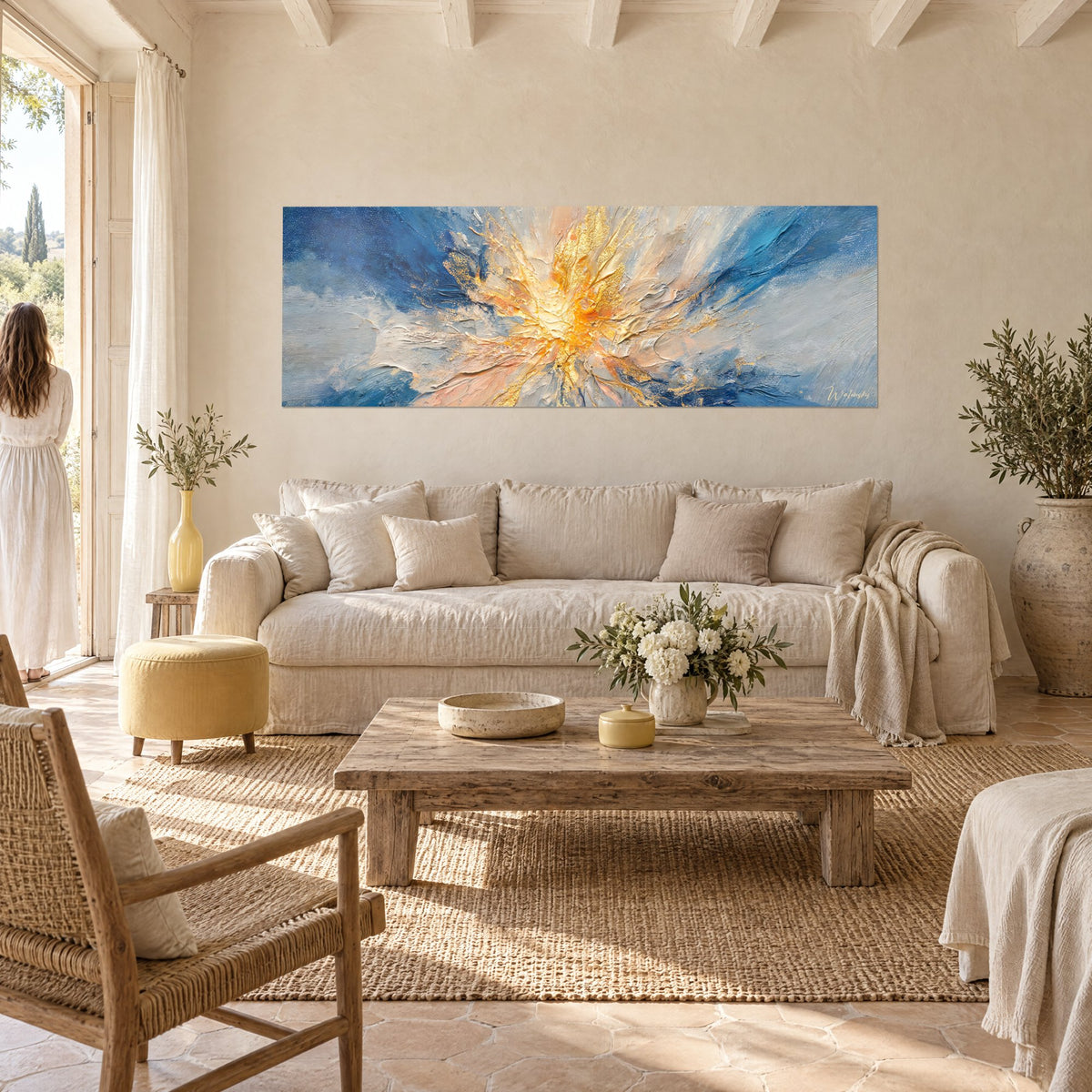Tableau floraison dorée éclatante aux touches bleu marine et pêche, mur crème, au-dessus d'un canapé dans un salon lumineux