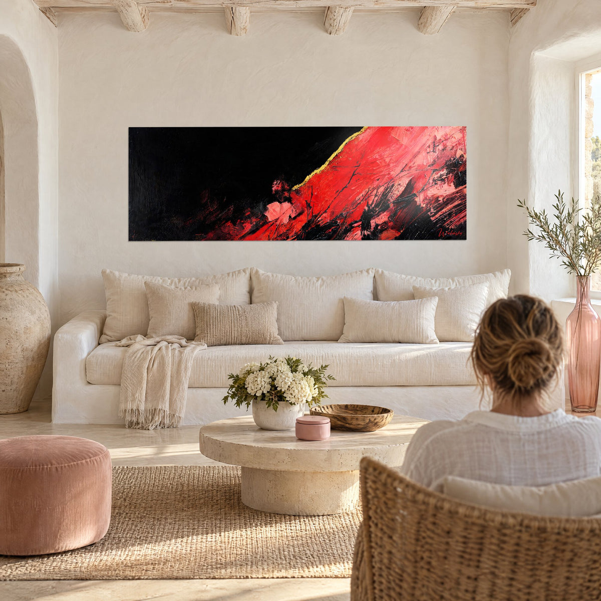 Tableau faille rouge vermillon fendant un fond noir, filet doré le long de l'arête, au-dessus d'un canapé dans un salon lumineux