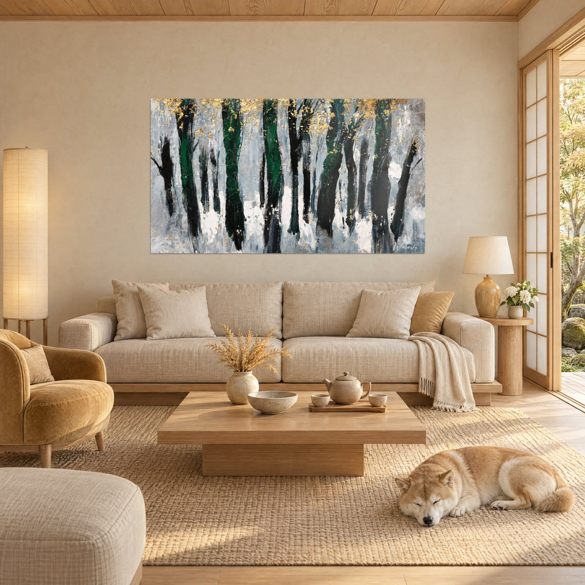 Tableau forêt de troncs noirs et verts éclaboussée de feuilles d'or sur fond gris, Shiba endormi, au-dessus d'un canapé dans un salon lumineux