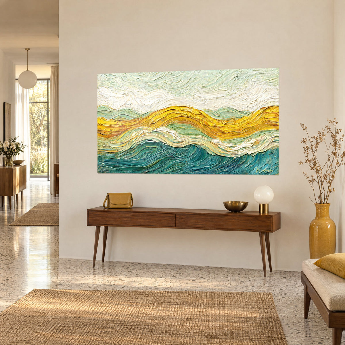 Tableau ruban jaune safran serpentant entre ciel crème et flots turquoise, empâtements épais, sur une console en bois, vue de trois-quarts