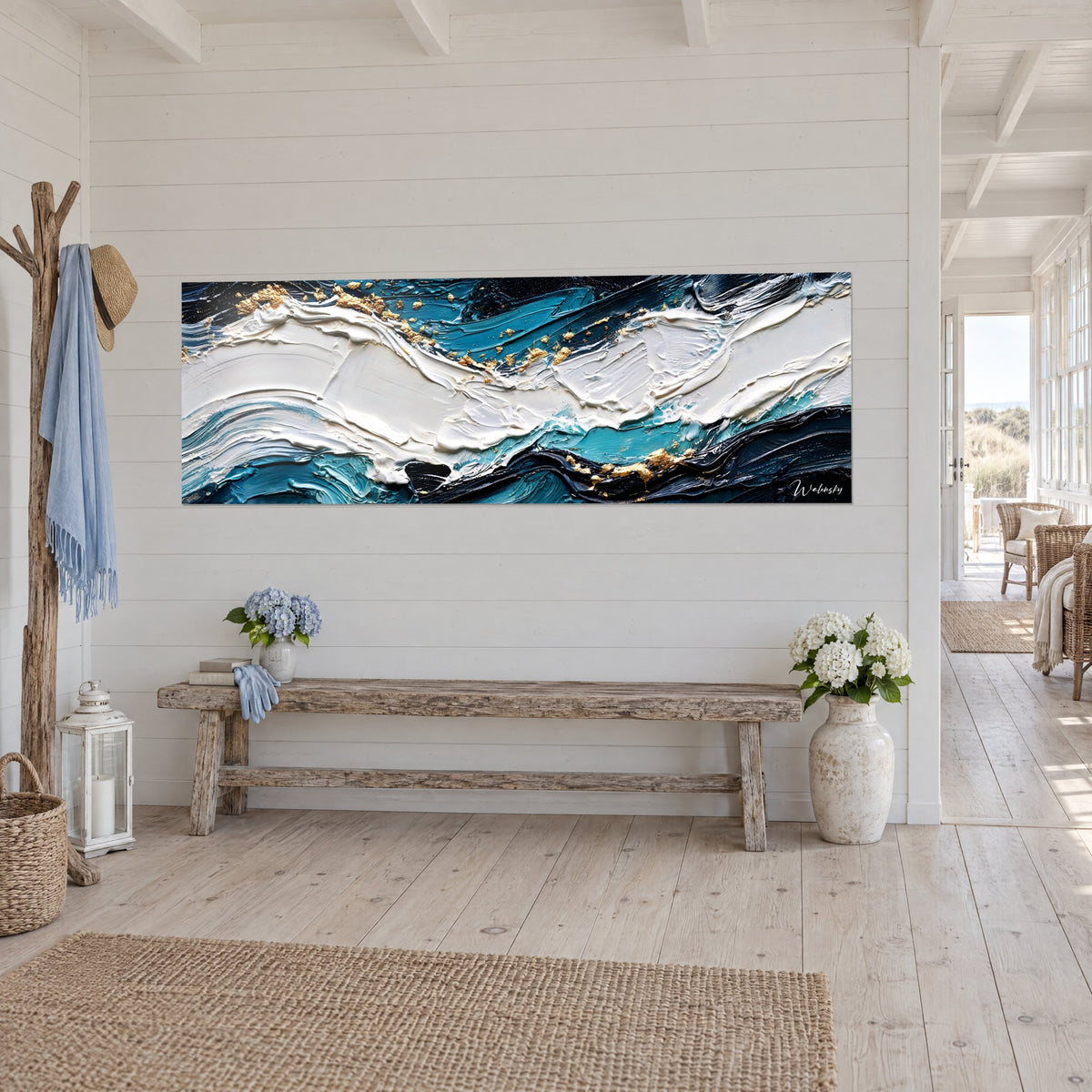 Tableau crête d'écume en relief ivoire, flots bleu nuit et turquoise avec paillettes dorées, mur blanc de maison de plage