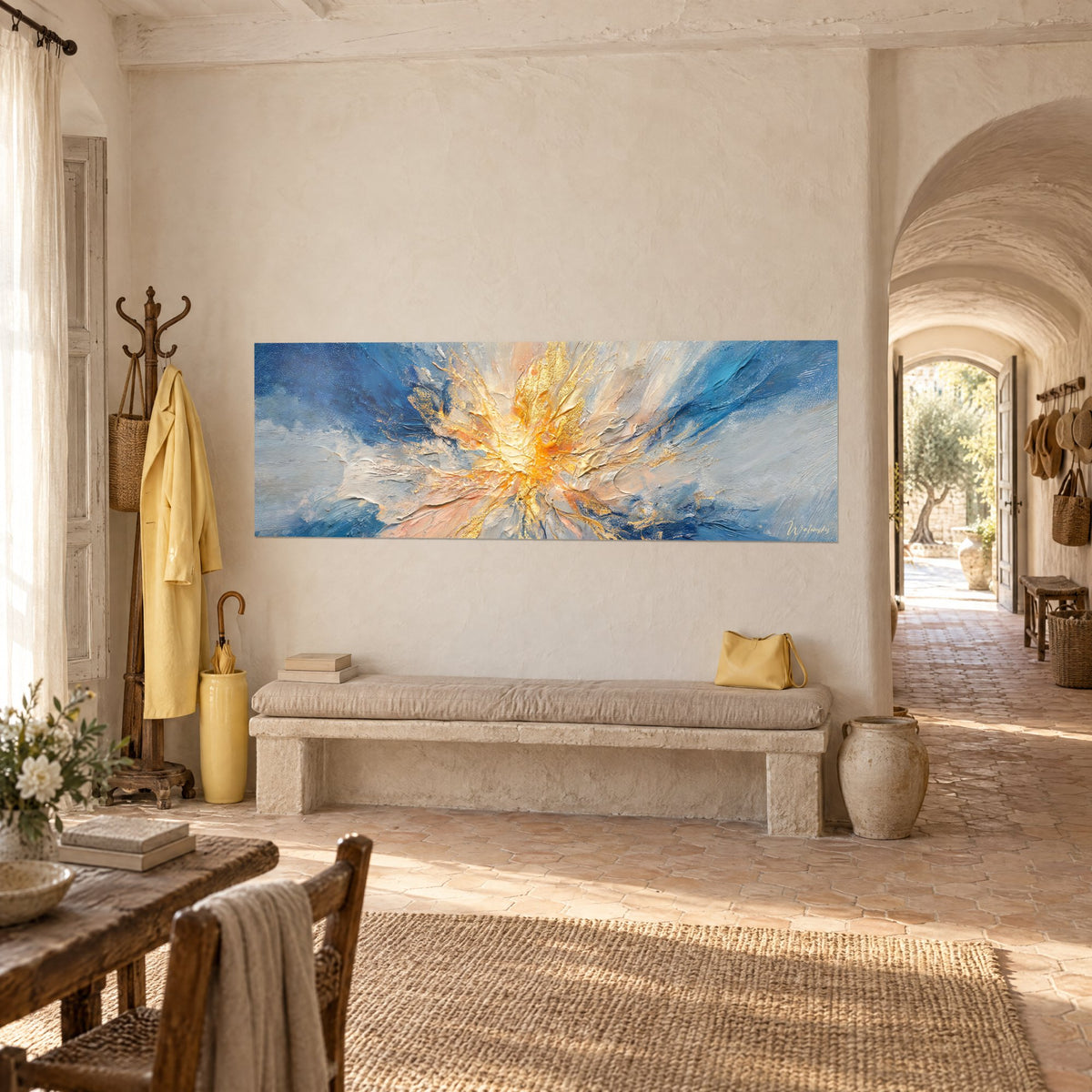 Tableau explosion de lumière jaune safran sur fond bleu cobalt, panoramique, bancs de pierre et arche d'un mas provençal