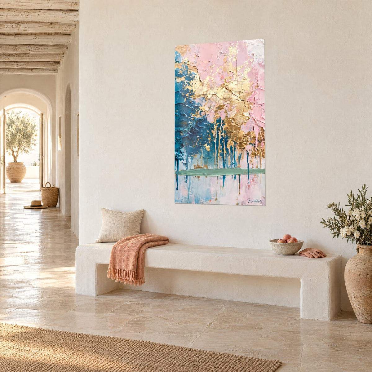 Tableau empâtements dorés fendillés sur fond rose poudré et bleu canard, vu de trois quarts sur un mur de banquette blanche
