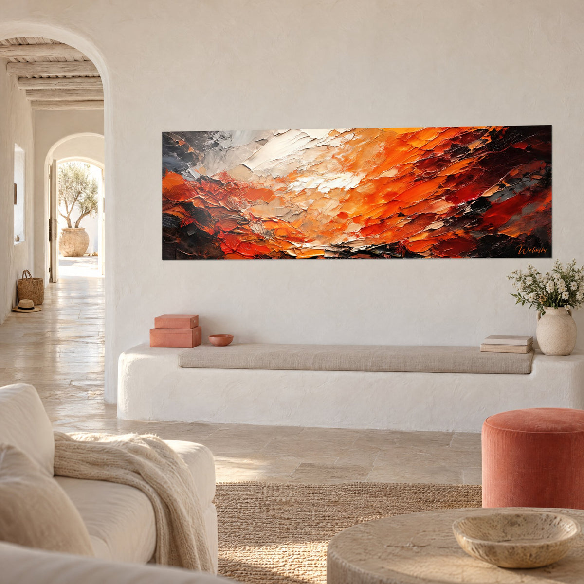 Tableau panorama abstrait aux coups de couteau rouille et ivoire sur fond anthracite, mur blanc, banquette en plâtre, maison provençale