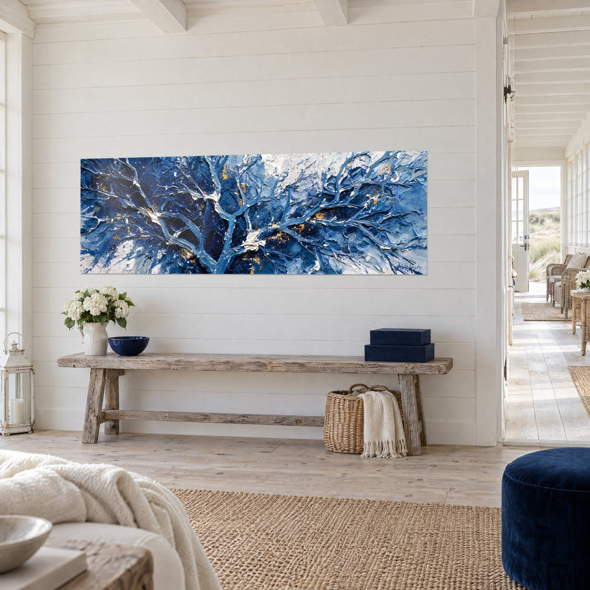 Tableau ramification de branches en bleu nuit et blanc nacré, empâtements épais, sur mur blanc, maison de bord de mer