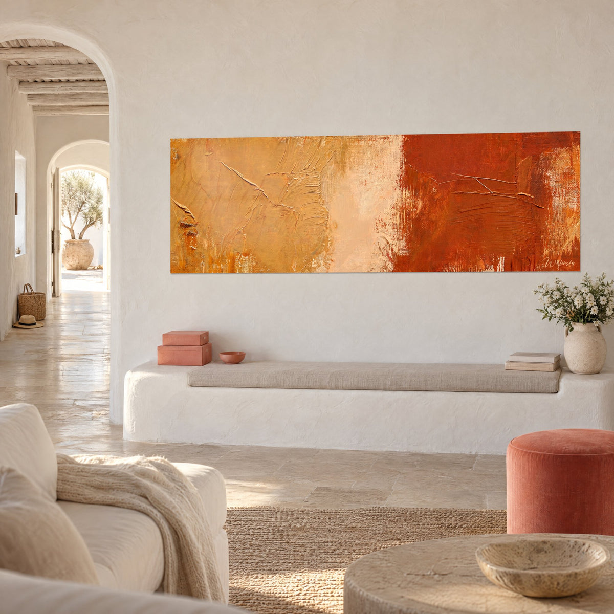 Tableau aplat rouge brique craquelé face à un champ jaune miel, trame de toile visible, dans une maison méditerranéenne