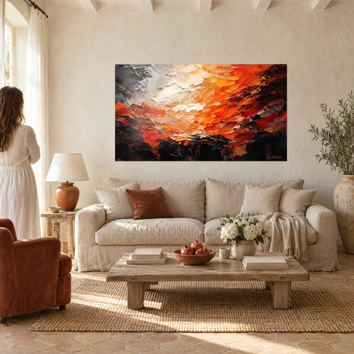 Tableau tourbillon d'orange et d'anthracite en empâtements de couteau, deux personnes de dos, au-dessus d'un canapé dans un salon lumineux