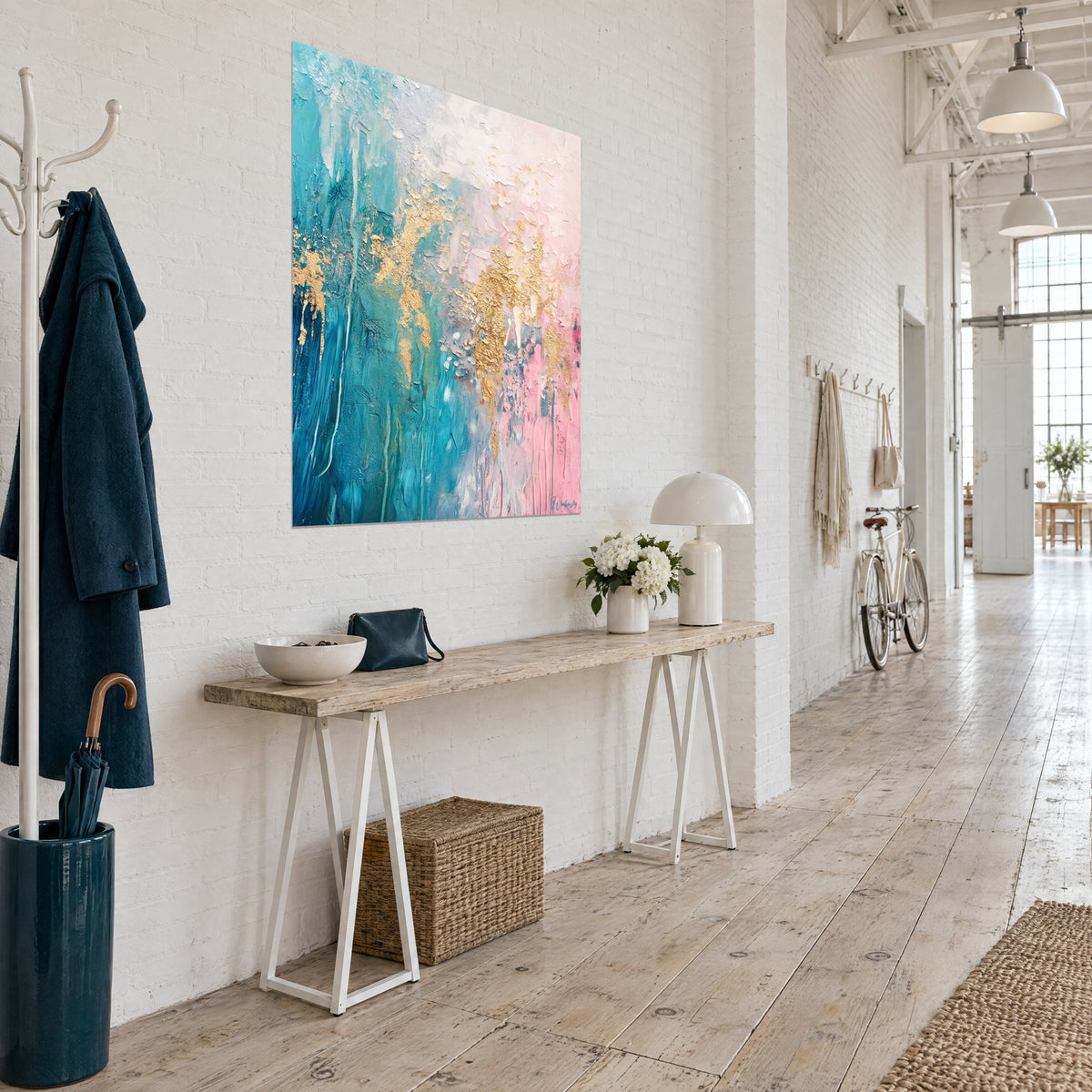 Tableau peinture abstraite aux coulures bleu profond et plages roses, feuilles d'or craquelées, dans un loft d'artiste