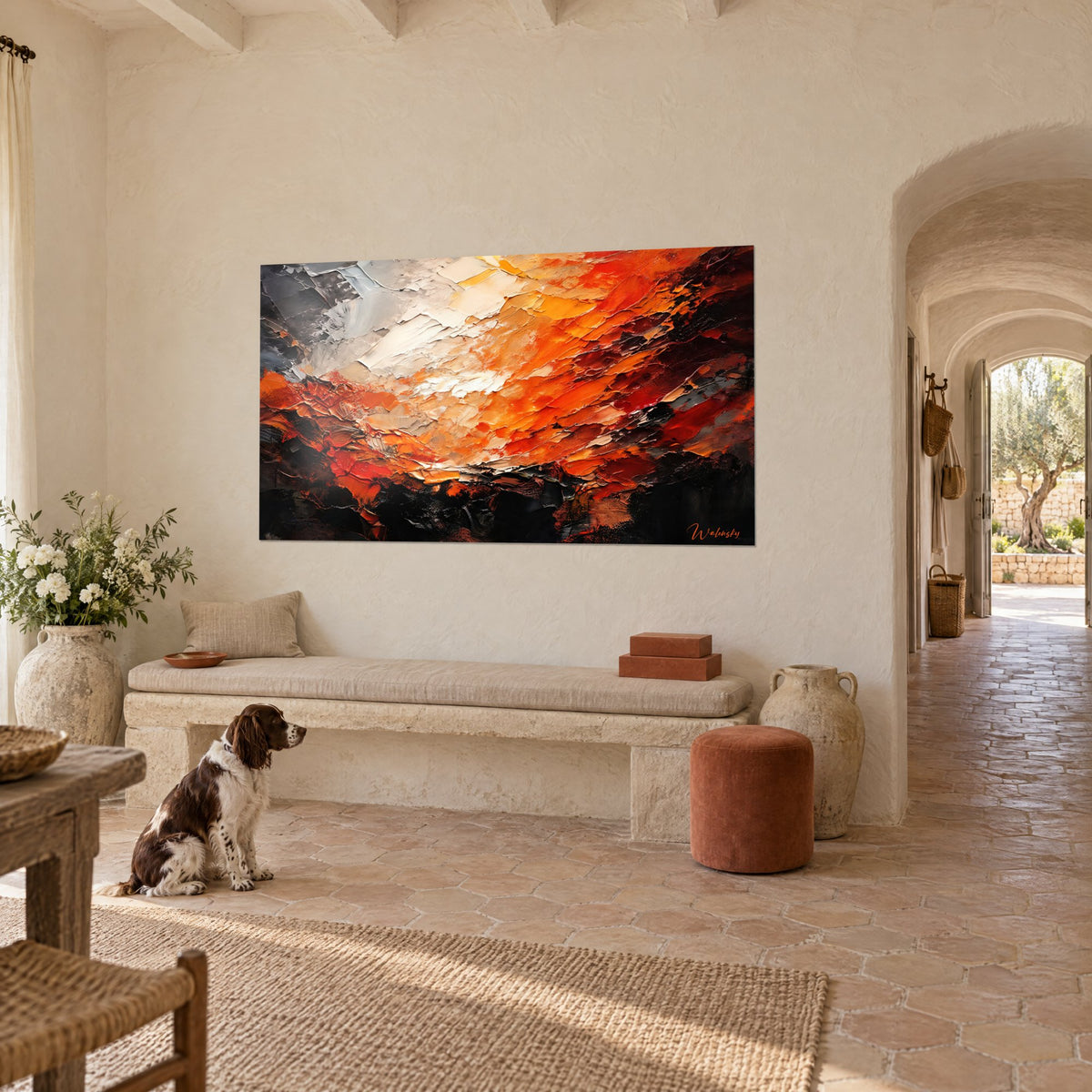 Tableau tempête incandescente aux éclats orange, crème et noirs, un spaniel assis devant, mur chaulé d'un mas provençal