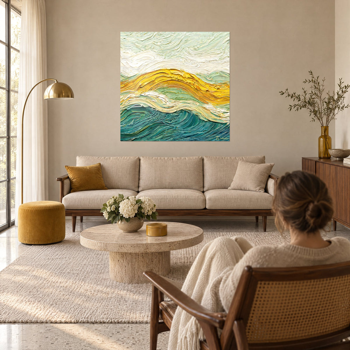 Tableau vague d'or ondulant sous un ciel vert d'eau, empâtements crémeux et bleu canard, au-dessus d'un canapé dans un salon lumineux