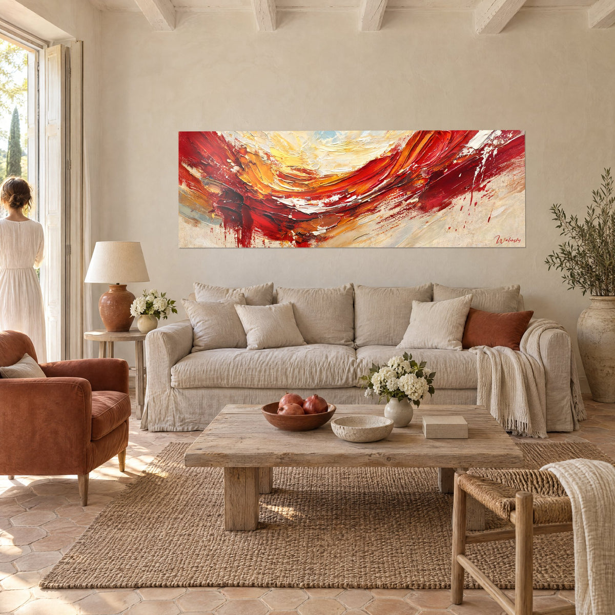 Tableau vague incandescente rouge et dorée, empâtements épais, accroché au-dessus d'un canapé dans un salon lumineux