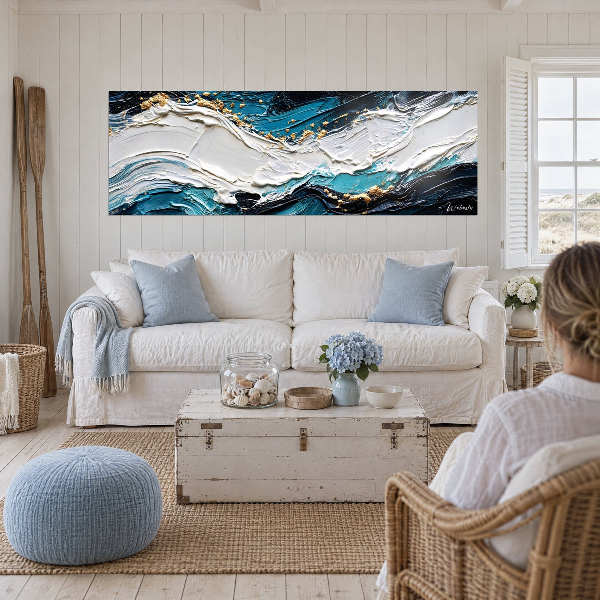 Tableau houle sculptée blanc crème et bleu turquoise, pâte épaisse piquée d'or, au-dessus d'un canapé dans un salon lumineux