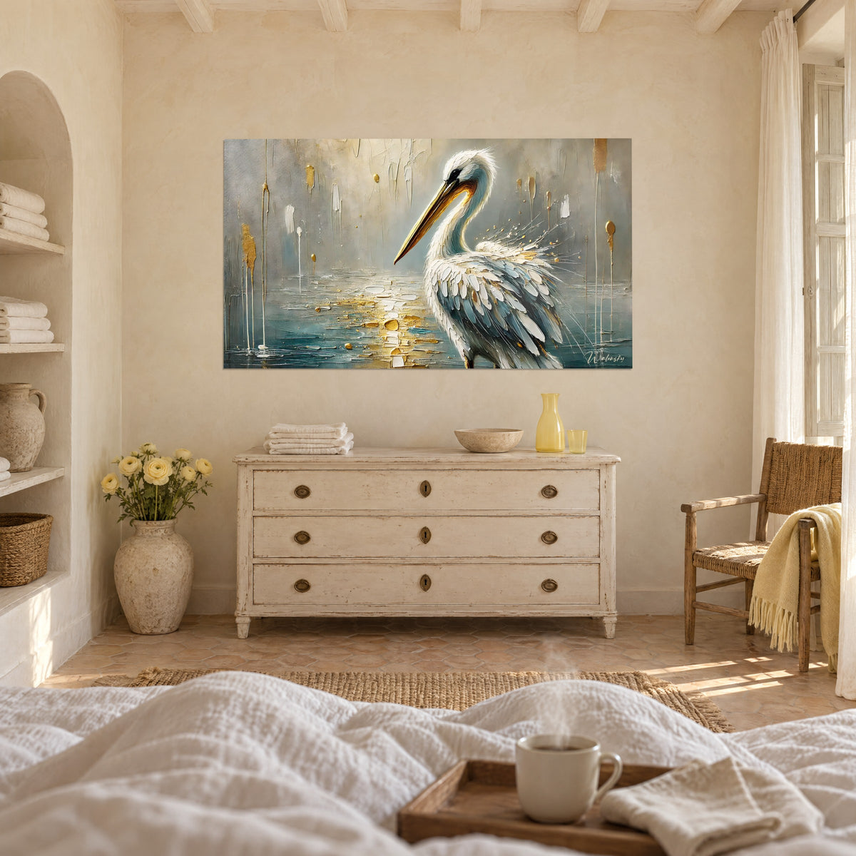 Schilderij van een vogel met okerkleurige snavel bespat met gouden druppels, parelgrijze en blauwe aquarel, boven een bed in een lichte slaapkamer