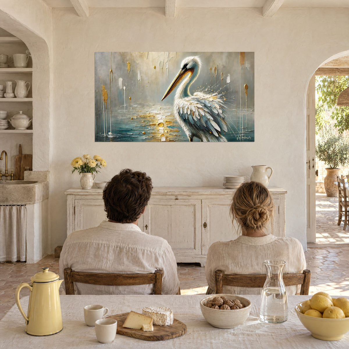 Schilderij van een pelikaan in paletmesschilderstijl, parelmoerwit en blauwgroen verenkleed, in een Provençaalse woonkamer, koppel van achteren
