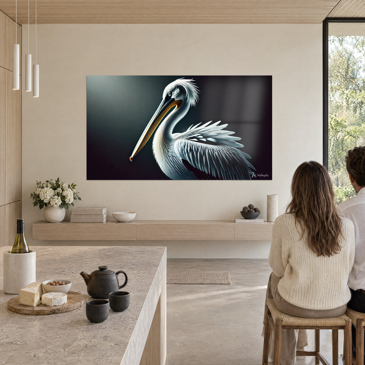 Gemälde Großer Pelikan mit weißem Federschopf und goldenem Schnabel, ausgebreitete Flügel auf anthrazitfarbenem Grund, Wohnzimmer mit Blick in den Garten