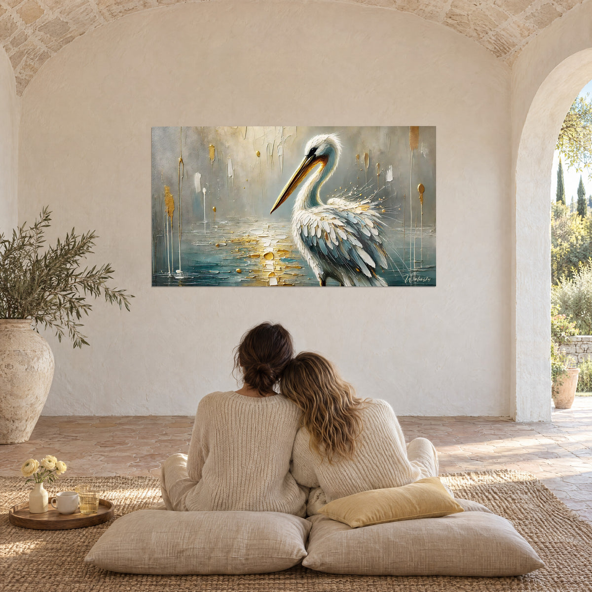 Schilderij van een majestueuze pelikaan in reliëf, ivoorkleurige veren met blauwe strepen, gouden vlekken op het water, onder een stenen gewelf