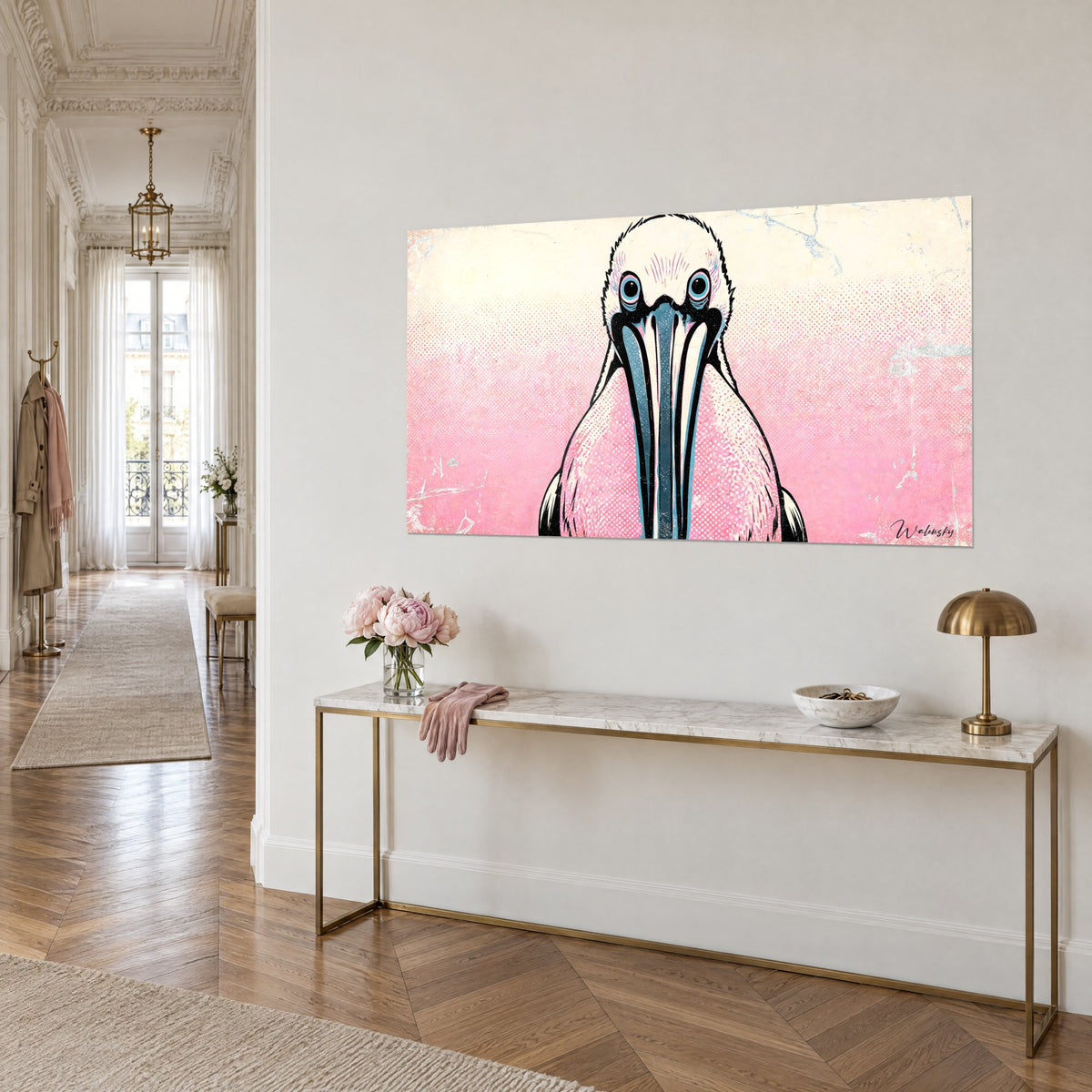 Tableau oiseau marin aux yeux ronds cerclés de bleu, dégradé rose et ivoire, sur une console dorée dans un couloir haussmannien