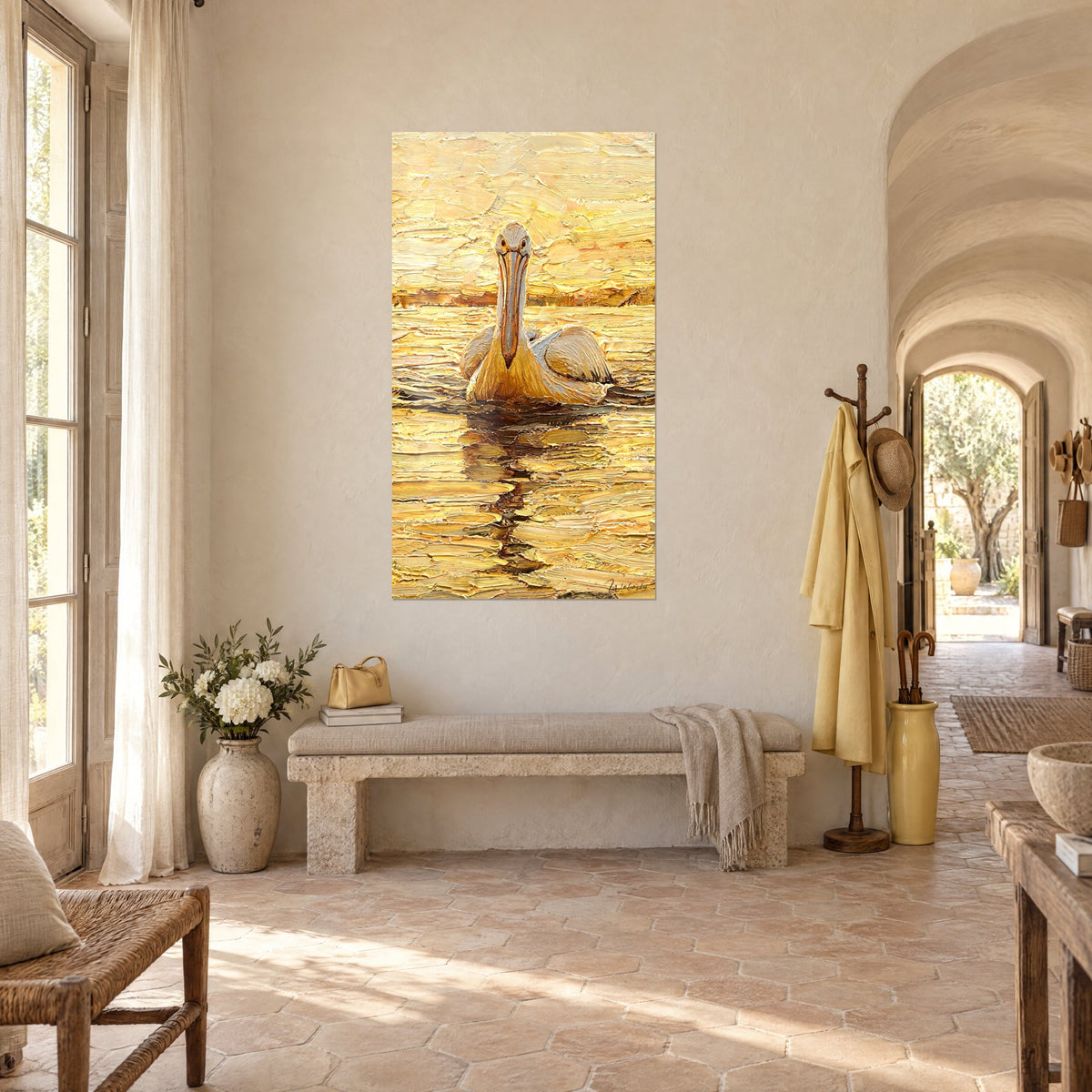Tableau oiseau au long bec orangé, plumage ivoire et reflets miel, vu de trois-quarts dans l'entrée d'un mas provençal