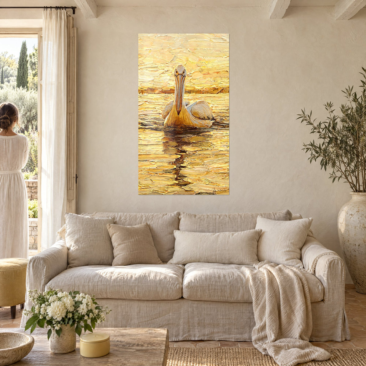 Tableau pélican blanc voguant sur une eau ambrée, empâtements dorés et ocre, au-dessus d'un canapé dans un salon lumineux