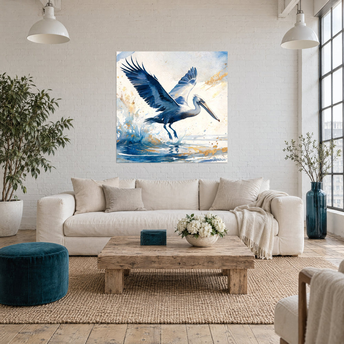 Tableau pélican aux ailes bleu nuit déployées, éclaboussures et touches d'or, au-dessus d'un canapé dans un salon lumineux
