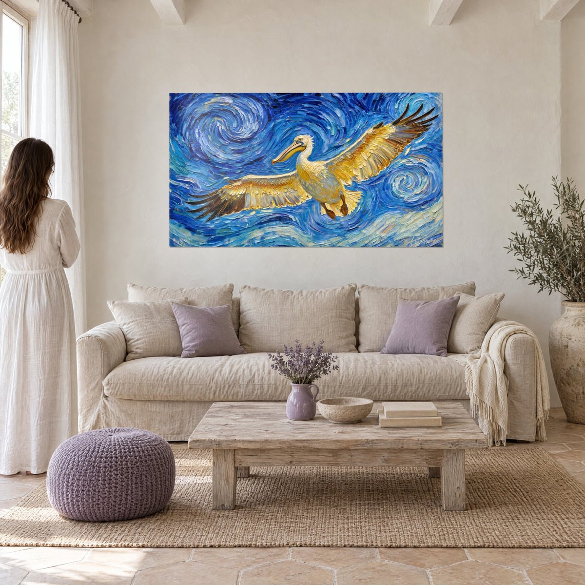 Tableau pélican doré aux ailes déployées sur un ciel bleu tourbillonnant, au-dessus d'un canapé dans un salon lumineux
