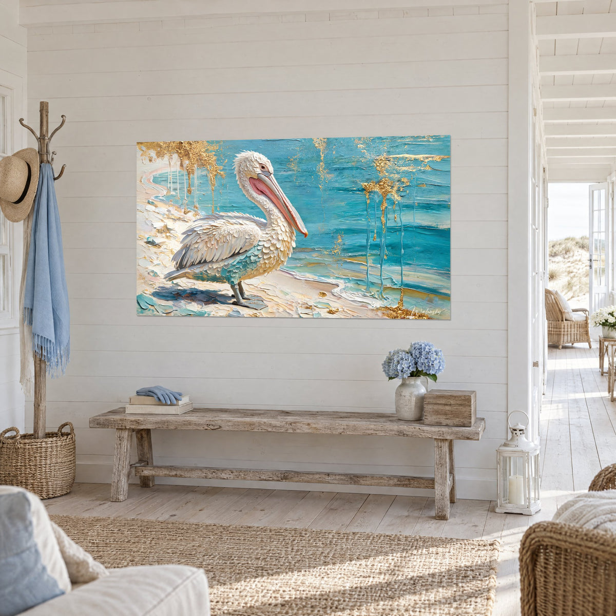 Tableau oiseau marin aux plumes nacrées en relief, vagues bleu turquoise et touches d'or, mur de planches blanches, vue de trois-quarts
