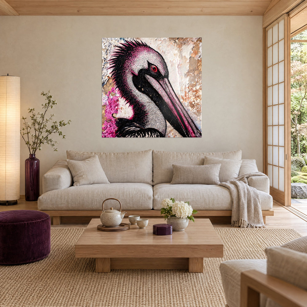 Tableau pélican à bec rose pointillé, plumes noires hérissées sur fond ocre craquelé, au-dessus d'un canapé dans un salon lumineux
