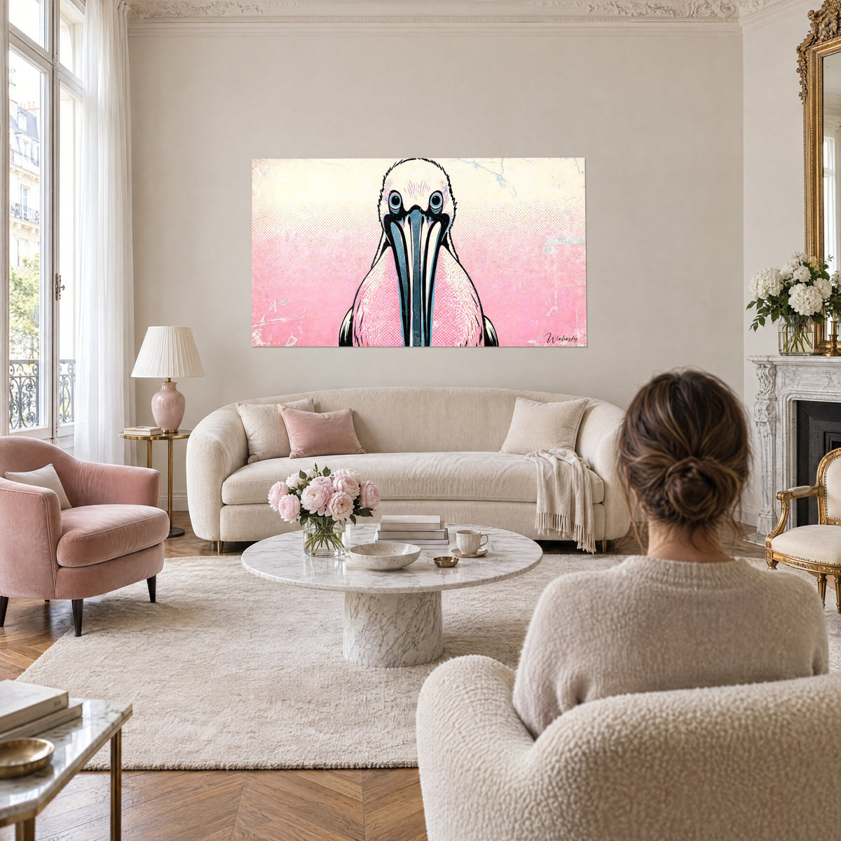 Tableau pélican de face au long bec bleu sarcelle, plumage rose bonbon et fond crème, au-dessus d'un canapé dans un salon lumineux