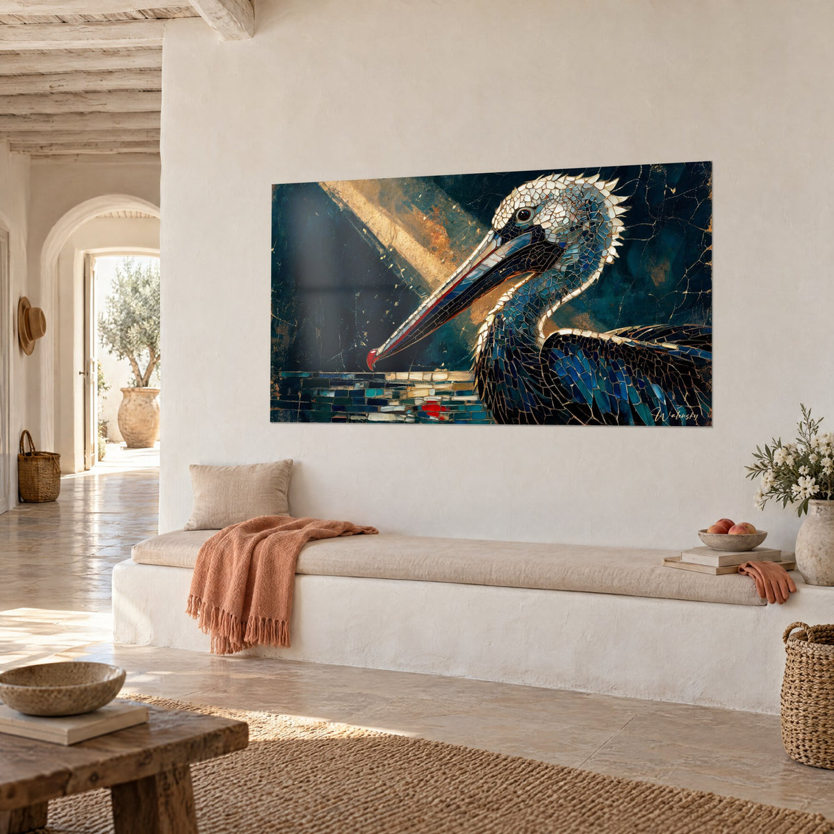 Tableau oiseau de lagune aux tesselles bleu nuit et dorées, faisceau de lumière ocre, mur blanc et banquette en maison méditerranéenne