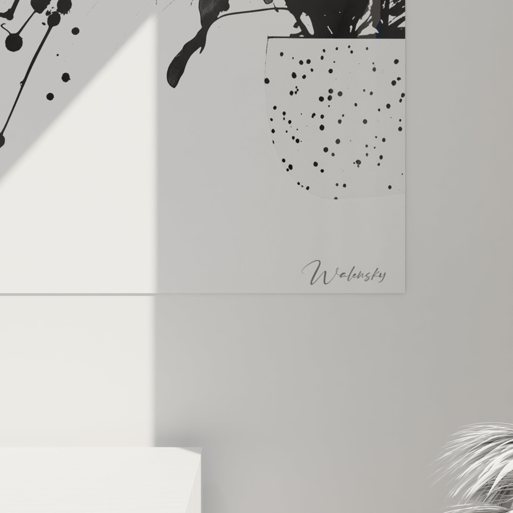 Tableau tacheté noir et blanc de Walensky sur un fond lumineux, parfait pour la décoration moderne