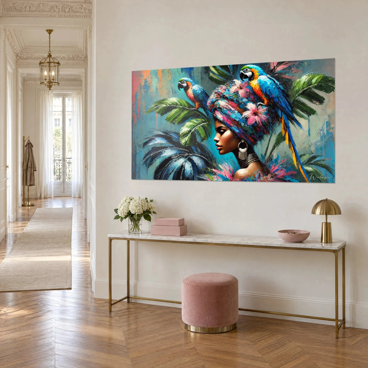 Schilderij profielportret van een vrouw met tulband van roze bloemen en groene palmbladeren, vergulde console in de woonkamer