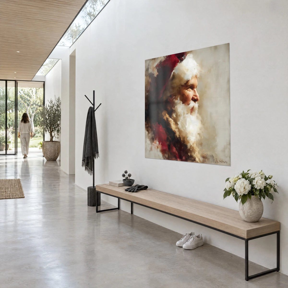 Cuadro retrato del Papá Noel, pelaje marfil y abrigo burdeos sobre fondo gris beige, visto de tres cuartos, en el pasillo de una casa de arquitecto