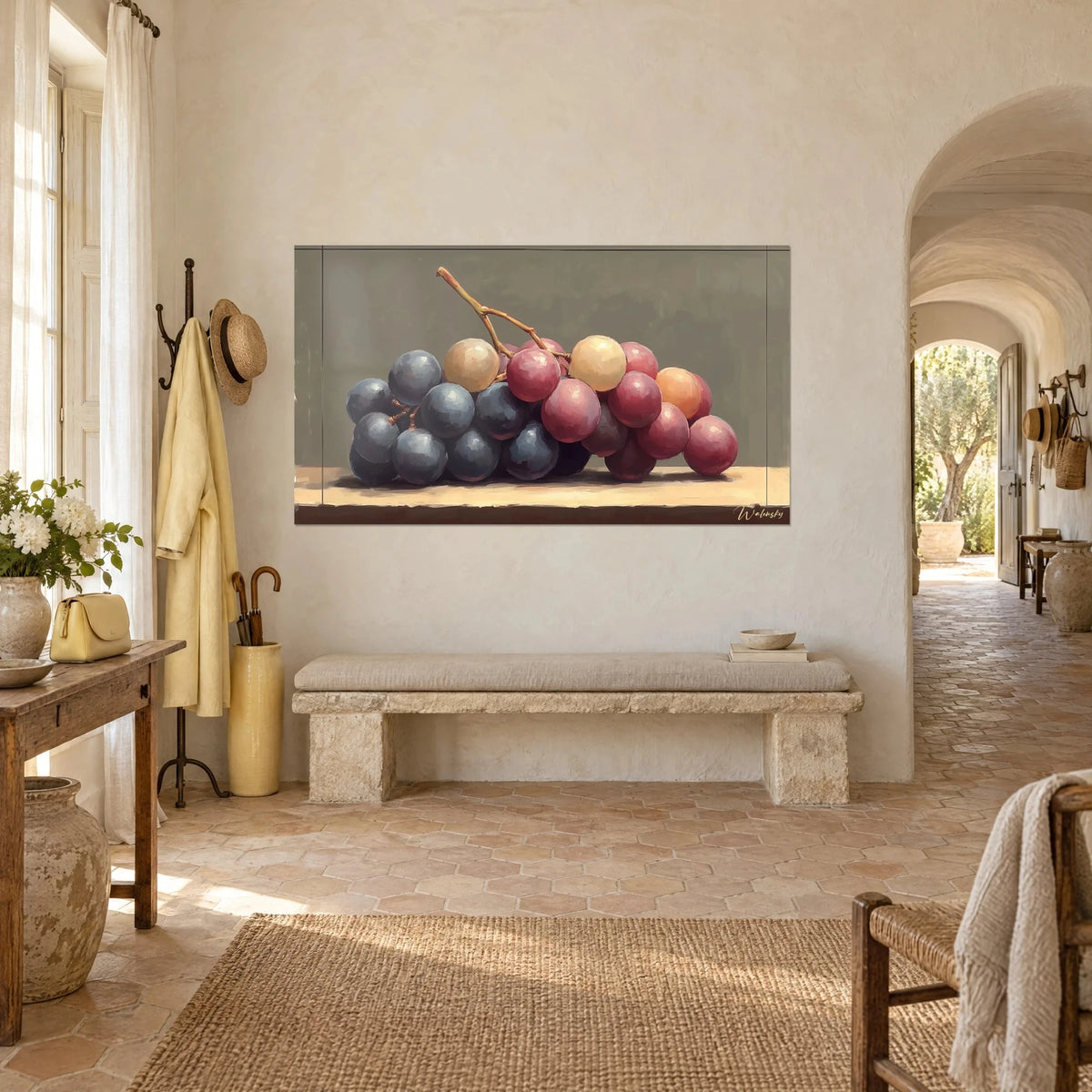 Tableau nature morte de baies rondes noir bleuté et vieux rose, fond sauge, vue de trois-quarts dans un couloir voûté en pierre